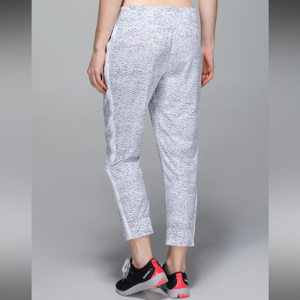 Lululemon Tearaway Pant in Dottie Dash Black/White Size 4 VGUC